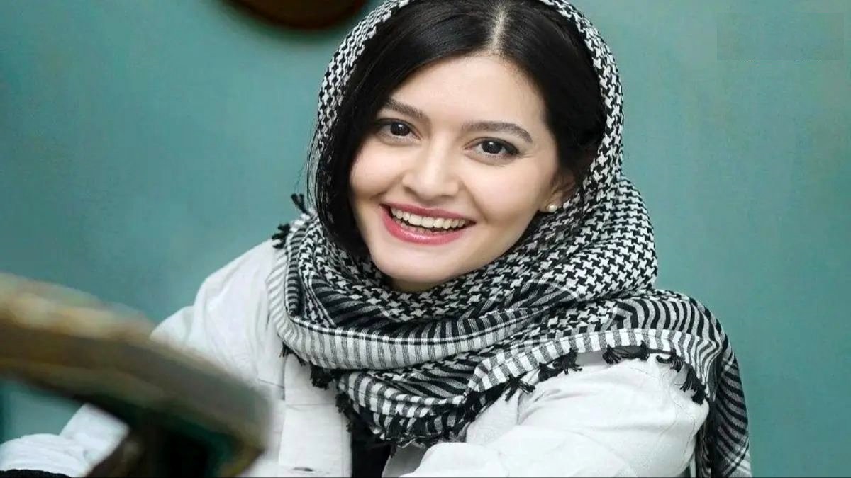 تصاویر| موتور سواری پردیس احمدیه با سینا مهراد در تهران سوژه شد/ نسبت خانم و آقای بازیگر چیست؟ - تصویر شاخص