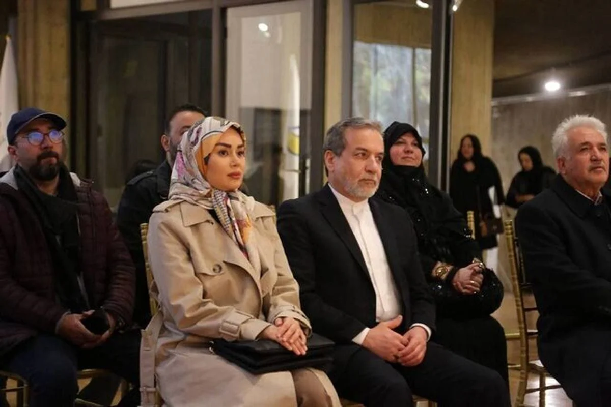 عکس| حضور همسر عراقچی در یک مراسم جلب توجه کرد/ خانم «آرزو احمدوند» زیباتر و خوشتیپ تر از همیشه - تصویر شاخص