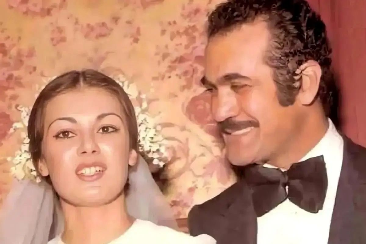 عکس| سفر در زمان ؛ «هایده و گلپا» در مراسم عروسی «فریدون فرخزاد»؛ سال ۵۲ - تصویر شاخص