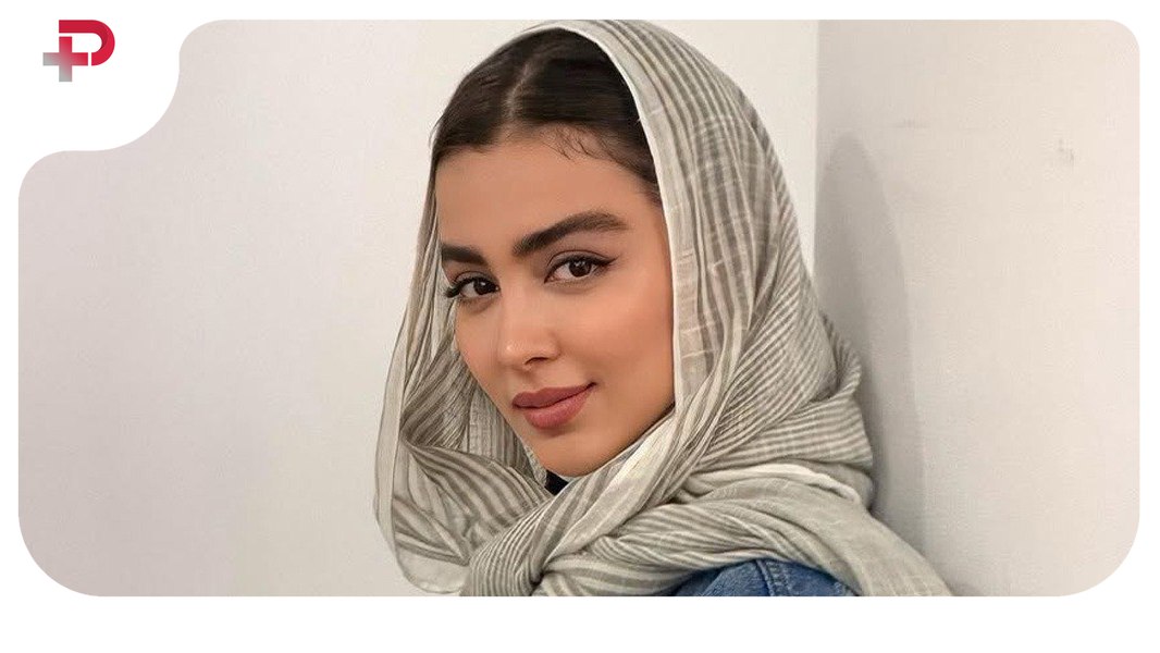 سونیا حسینی بازیگر پایتخت، با استایل پاییزی در کتابخانه - تصویر شاخص