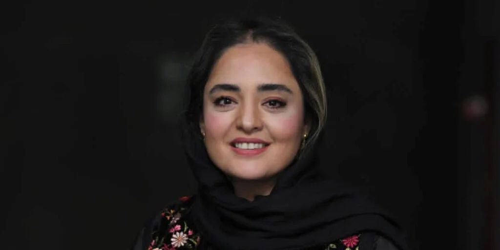 عکس| چیدمان لاکچری میز شب یلدا نرگس محمدی و علی اوجی ؛ صفاسیتی زوج بازیگر در حیاط ویلای رویایی شان - تصویر شاخص