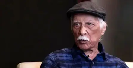 نگاهی جذاب به چیدمان باشکوه خانه زنده‌یاد بهرام بیضایی با کتابخانه‌ای چشمگیر و دکور کلاسیک - تصویر شاخص