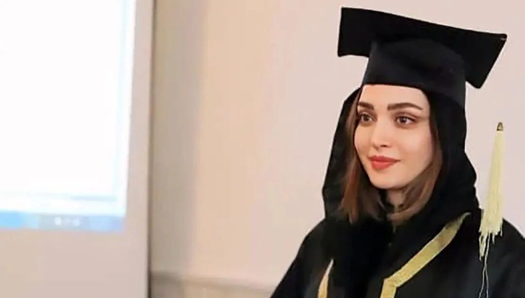تصاویر فارغ التحصیلی بهنوش طباطبایی با استایل دانشجویی/ خانم بازیگر دکتر شد - تصویر شاخص