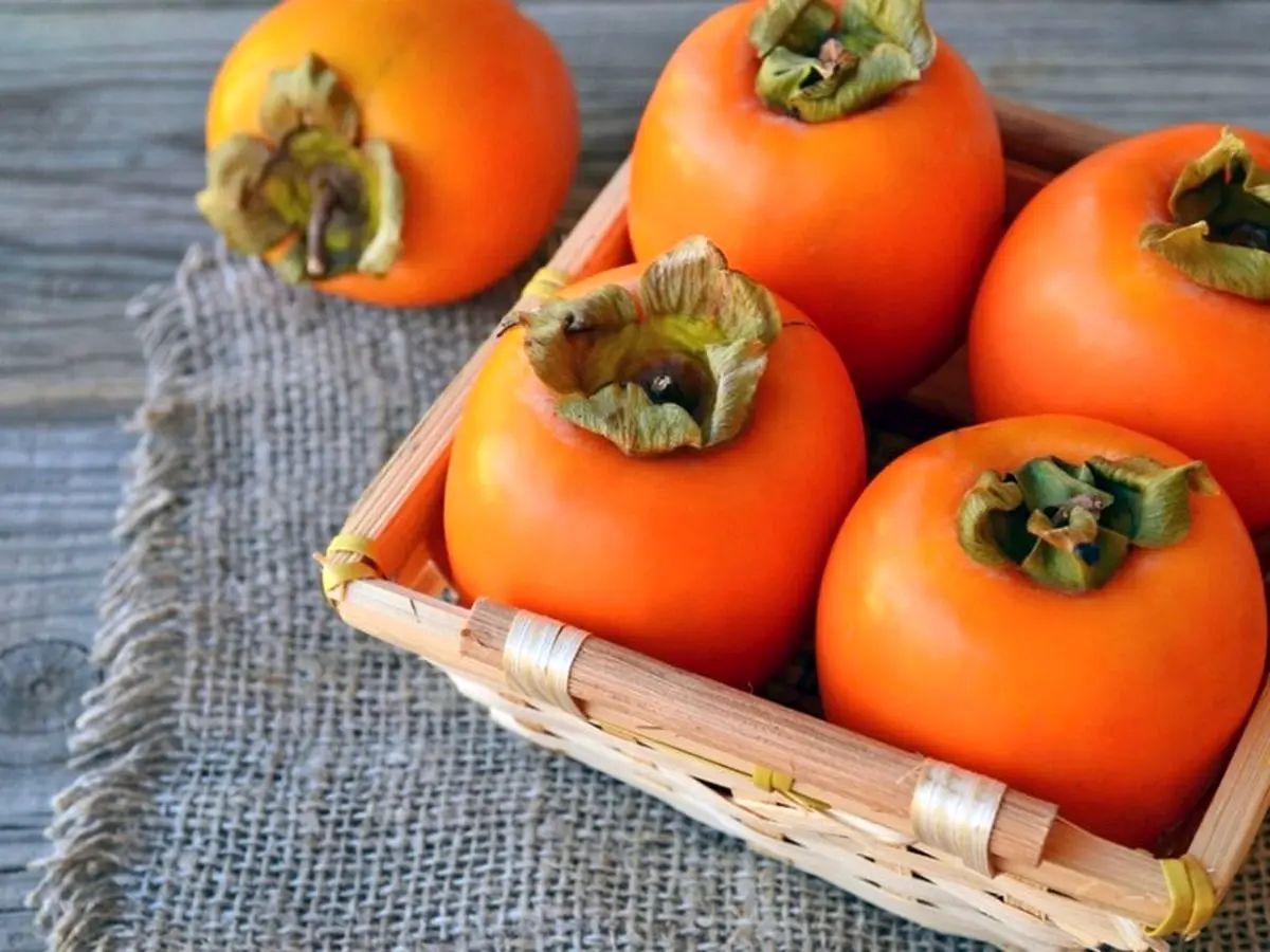 خرمالو را چطور بخوریم؟/ مضرات و فواید این میوه خوشمزه - تصویر شاخص