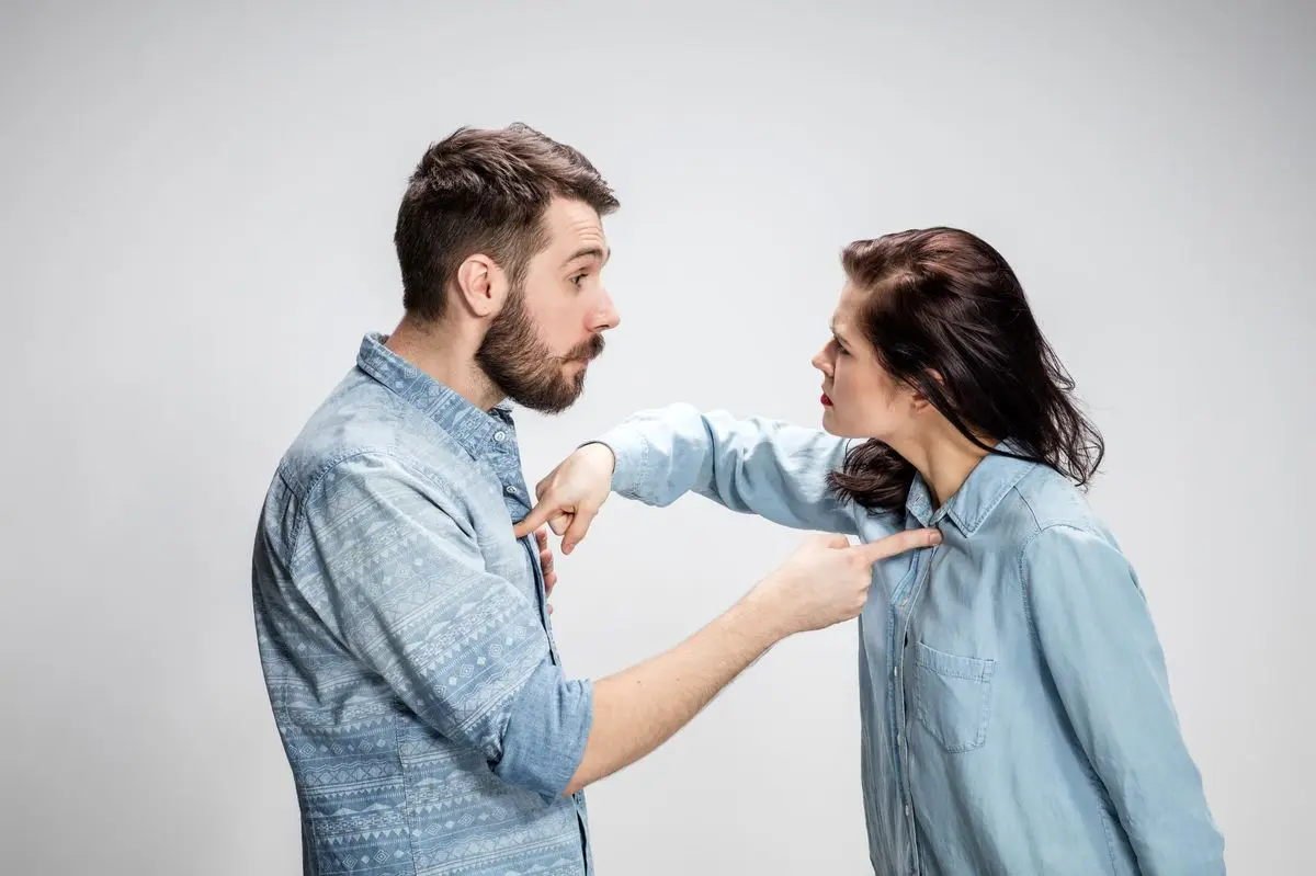 با عادت ها و رفتارهای «رو مُخ» همسرم چه کنم؟ - تصویر شاخص