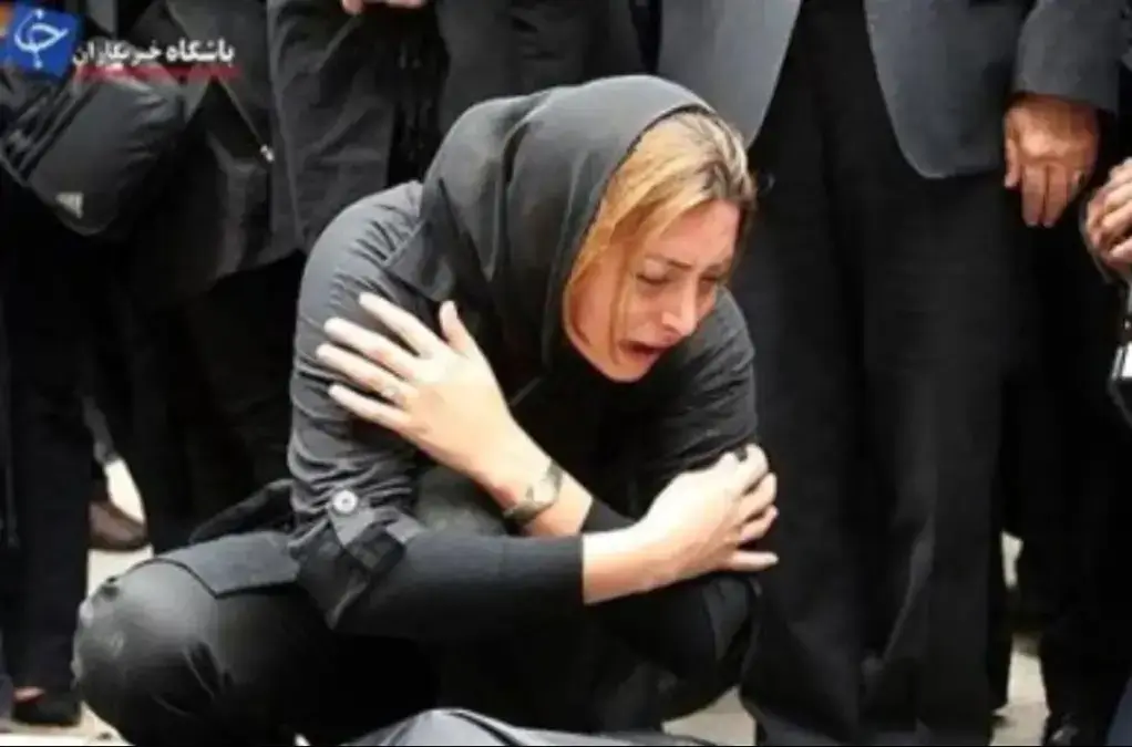 عکس| نگاهی به مراسم عزای جگرسوز شوهر جوان و سابق فریبا نادری / ضجه های خانم بازیگر در مراسم همسر سابقش - تصویر شاخص