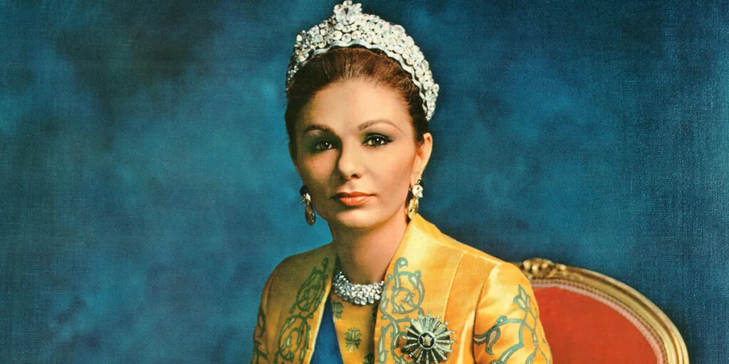 پوشش هوشمندانه فرح پهلوی در سفر تاریخی به فنلاند؛ راز شیک‌پوشی ملکه ایران در سال ۱۳۴۹ - تصویر شاخص