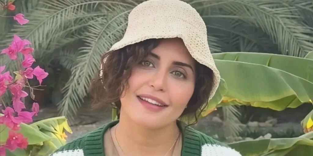 الناز شاکردوست در ساحل یلدا: حافظ‌خوانی آرامش‌بخش و استایل متفاوت باکت‌هت حصیری - تصویر شاخص
