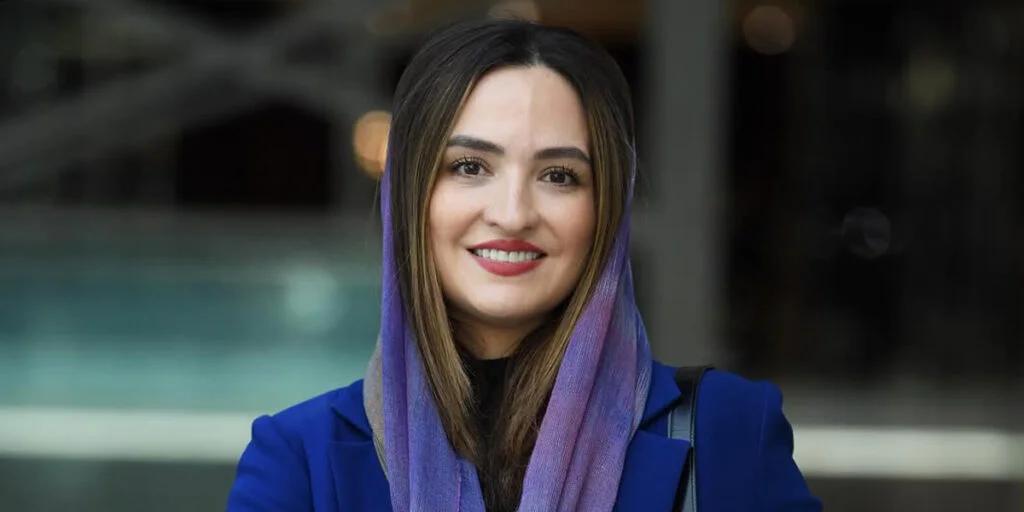 گلاره عباسی با موهای فرفری در رونمایی کتاب شبنم مقدمی همه را مسحور کرد! - تصویر شاخص