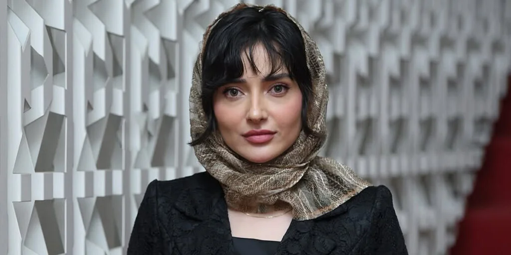 نورا محقق با استایل مشکی شیک در مراسم رونمایی کتاب، چرا همه نگاه‌ها به او بود؟ - تصویر شاخص
