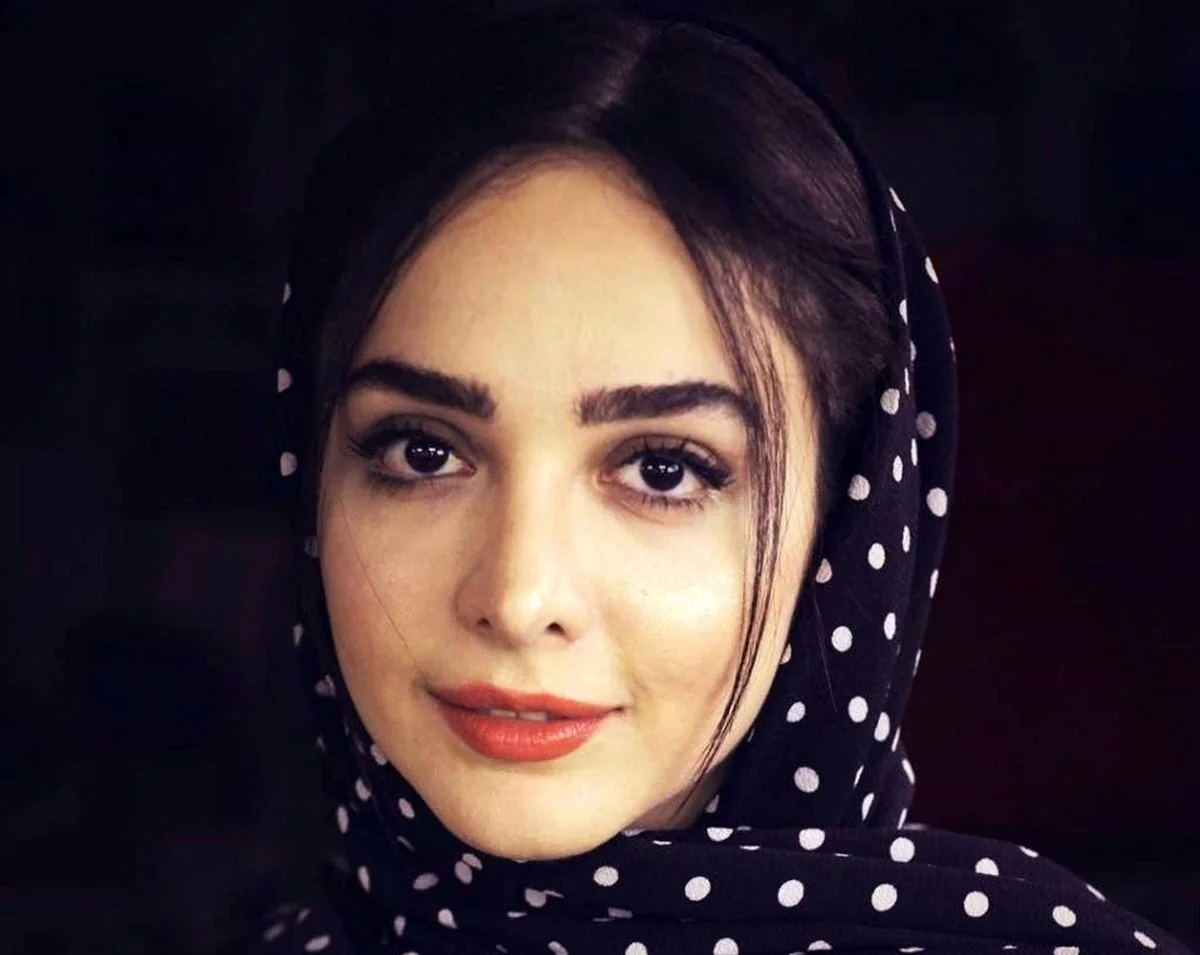 عکس| همسر قدبلند و جنتلمن المیرا دهقانی با استایل های شیک دونفره / خانم بازیگر عجب همسری دارد - تصویر شاخص