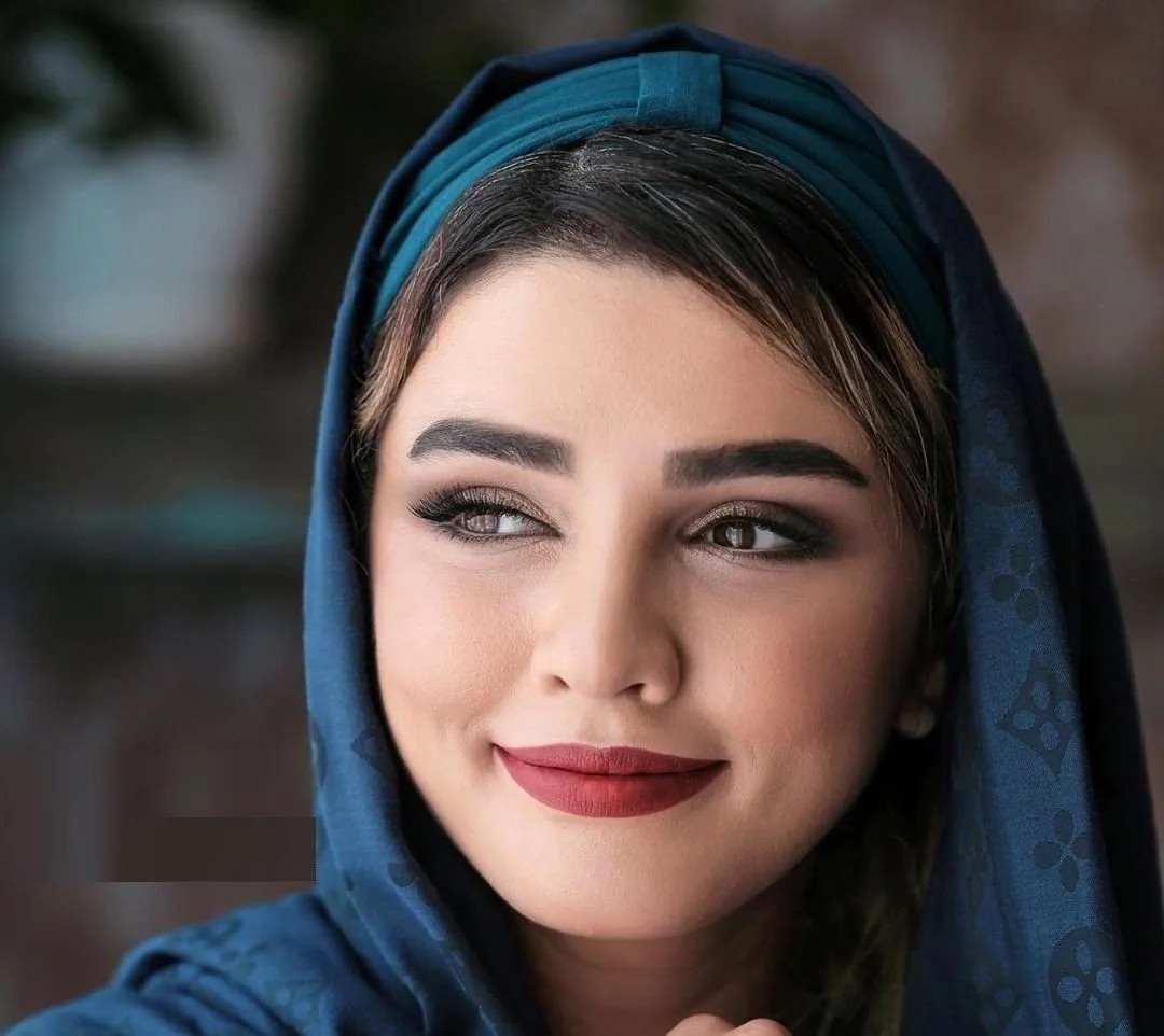 سیما خضر آبادی با شور و اشتیاق خاص در بازار قدیمی میوه و تره بار! - تصویر شاخص