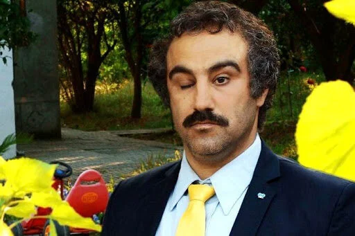 عکس| سفر زمان ؛ چهره «محسن تنابنده» در سال 82 اولین فیلم سینمایی اش، دانه های ریز برف - تصویر شاخص