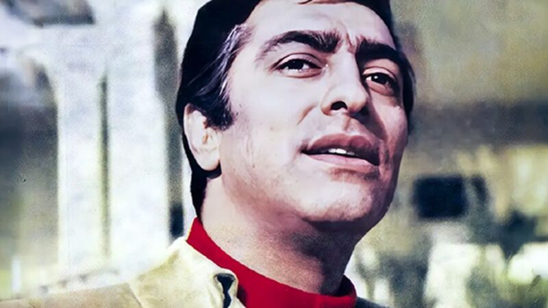 عکس| سفر در زمان ؛ تصویری دیدهنشده فردین در حال دریافت نشان لیاقت از محمدرضا پهلوی