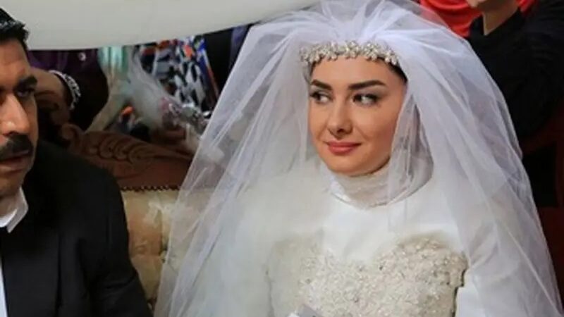 عکس | سفر در زمان ؛ «هانیه توسلی» با چادر و حلقه ازدواج در پشت صحنه یک فیلم؛ سال 93