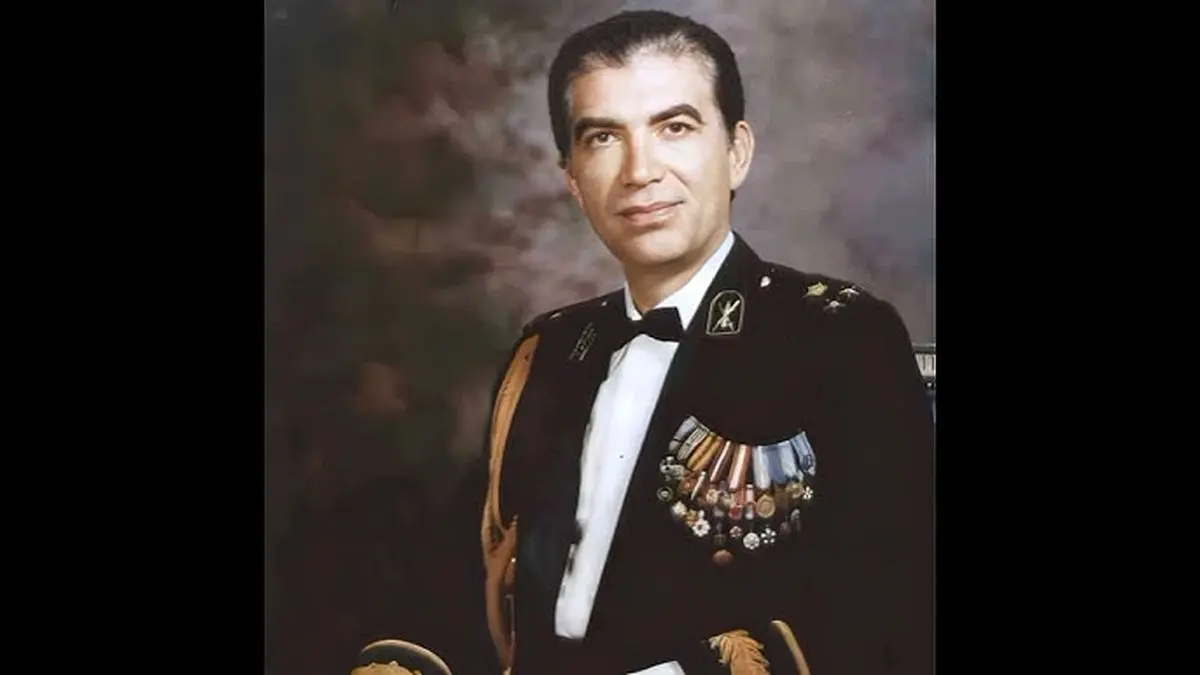 سفر در زمان؛ «محمدرضا پهلوی» در مراسم عروسی «غلامرضا پهلوی و هما اعلم»؛ سال 1326 - تصویر شاخص