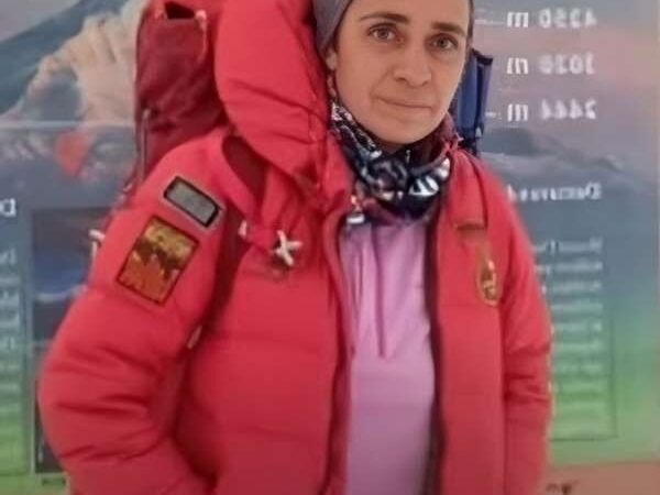 میز عزای ساده و یلدایی طاهره حاصلی؛ کوهنوردی که دماوند را به خانهاش تبدیل کرد