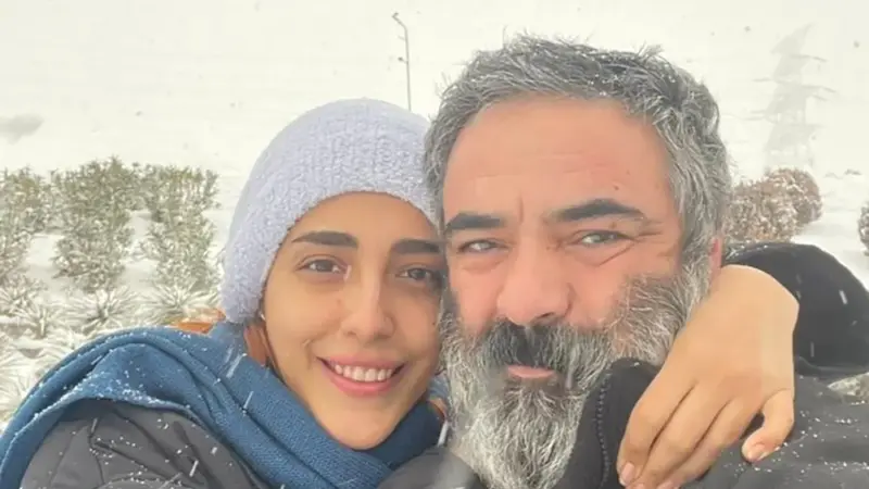 خانه رازآلود حسن معجونی با قوریهای شاه قاجار و گلهای تازه؛ نگاهی به دکوراسیون خاص بازیگر محبوب