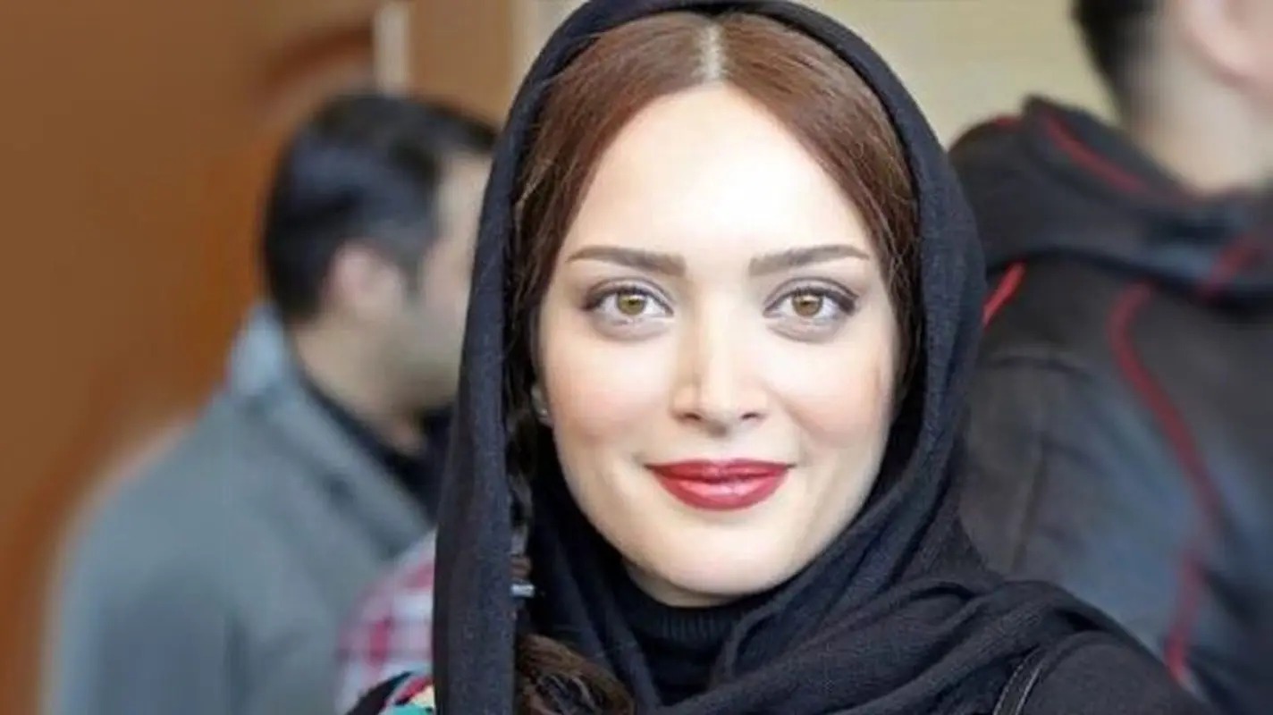 تیپ مجلسی بهنوش طباطبایی کنار پدر و مادرش؛ خانم بازیگر چقدر زیبا شده! - تصویر شاخص
