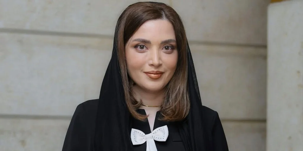 عکس یلدایی بهنوش طباطبایی با انار؛ خانم بازیگر زیباتر از همیشه - تصویر شاخص