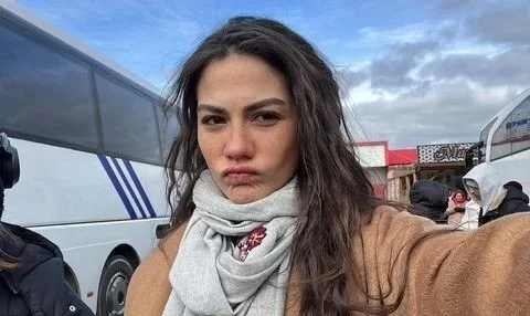 دمت اوزدمیر بازیگر محبوب ترکیه با چهره بدون آرایش - تصویر شاخص