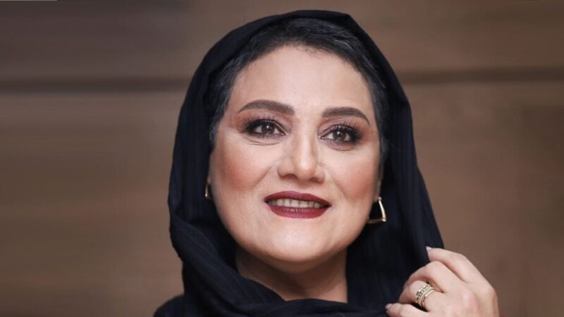 عکس| خنده شیرین شبنم مقدمی با چارقد گل گلی