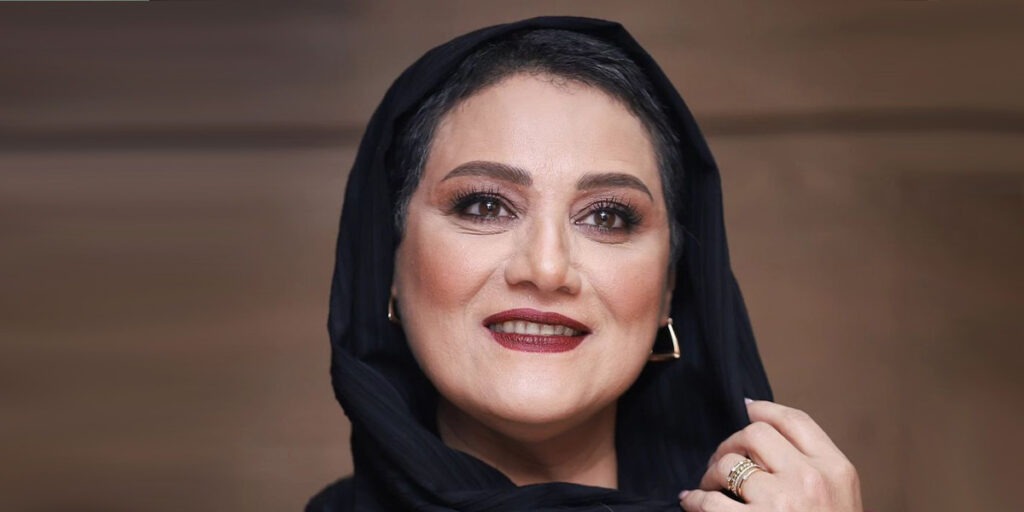 عکس| خنده شیرین شبنم مقدمی با چارقد گل گلی - تصویر شاخص