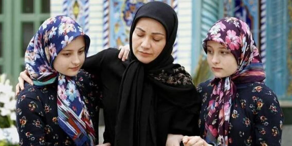 سارا و نیکا پایتخت با استایل یلدایی‌شان همه را شگفت‌زده کردند! - تصویر شاخص
