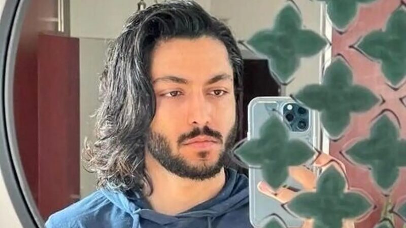 تیپ عجیب و غریب کیسان دیباج در مسابقه آشپزی؛ کراوات آقای بازیگر جلب توجه کرد