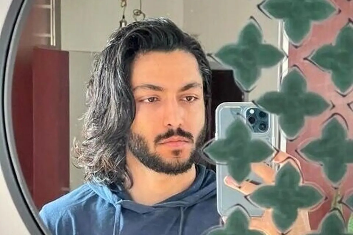 تیپ عجیب و غریب کیسان دیباج در مسابقه آشپزی؛ کراوات آقای بازیگر جلب توجه کرد - تصویر شاخص