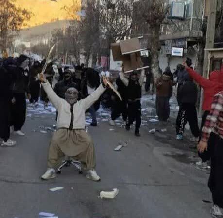 آشوب در ملکشاهی ایلام؛ تخریب بانکها پس از مراسم تشییع جنجالی!