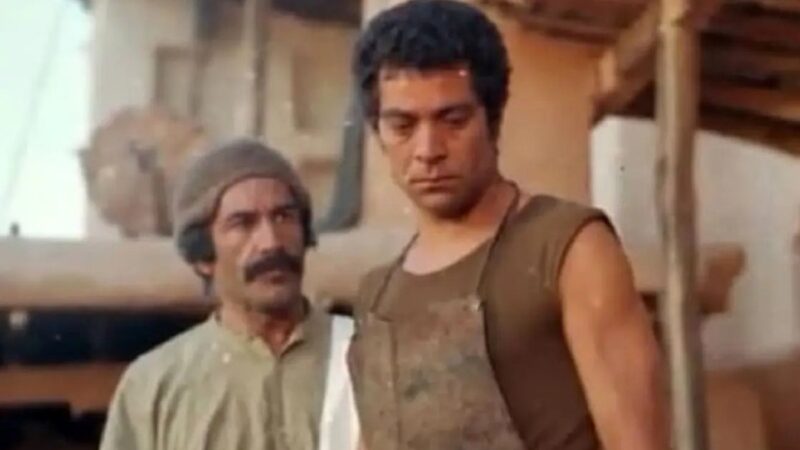 سفر به دهه 30؛ بهروز وثوقی با عبا و عرقچین در تئاتر مدرسه