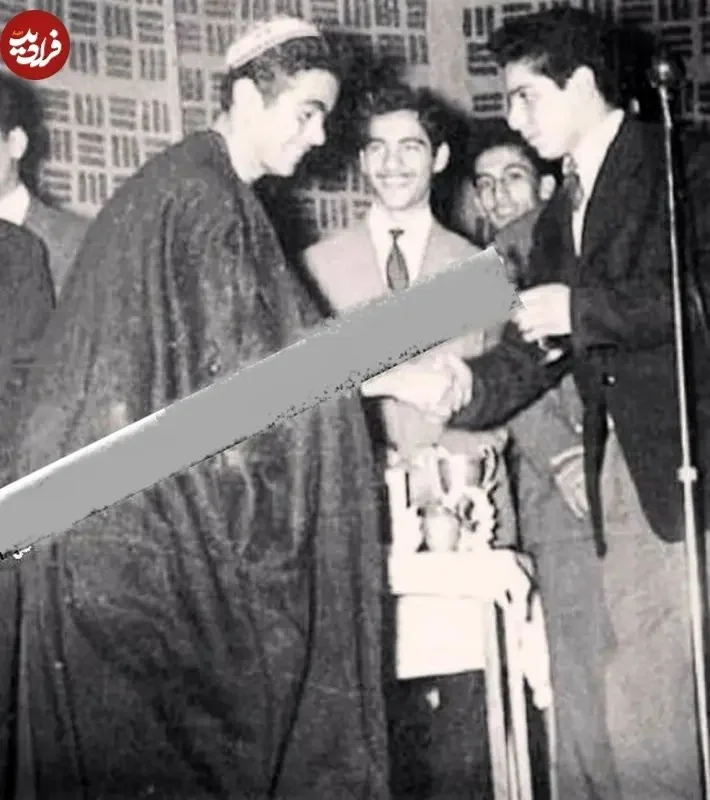 «بهروز وثوقی» با عبا و عرقچین در تئاتر مدرسه؛ دهۀ 30 «بهروز وثوقی» با عبا و عرقچین در تئاتر مدرسه؛ دهۀ 30