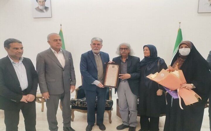 وزیر ارشاد نشان درجه یک هنری را به استاد هنرهای نمایشی هرمزگان اعطا کرد