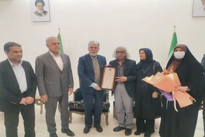 وزیر ارشاد نشان درجه یک هنری را به استاد هنرهای نمایشی هرمزگان اعطا کرد - تصویر شاخص