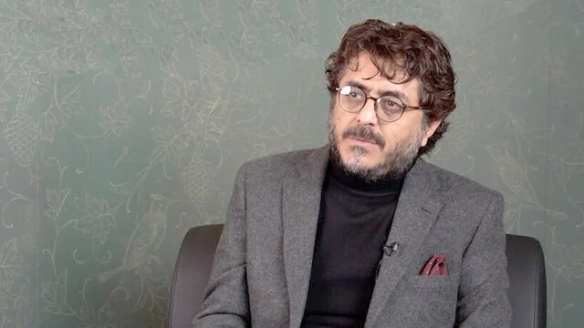 بازیگر «شیش ماهه»: مهران مدیری زیاد از بداهه‌گویی در کارهایش استفاده می‌کند - تصویر شاخص