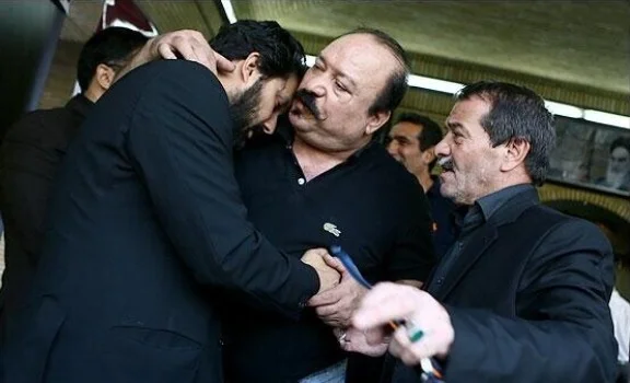 عکس | چهره غمزده لیلا حاتمی در مراسم ختم پدر حامد بهداد/ برخورد جالب این دو بازیگر را در مراسم ببینید - تصویر شاخص