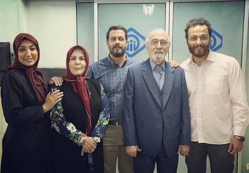 بازیگران بیگانه ای با من است