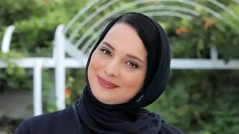 عکس کریسمسی روشنک عجمیان با آبنبات بابا نوئل؛ چقدر حس شادی داره تصویر!