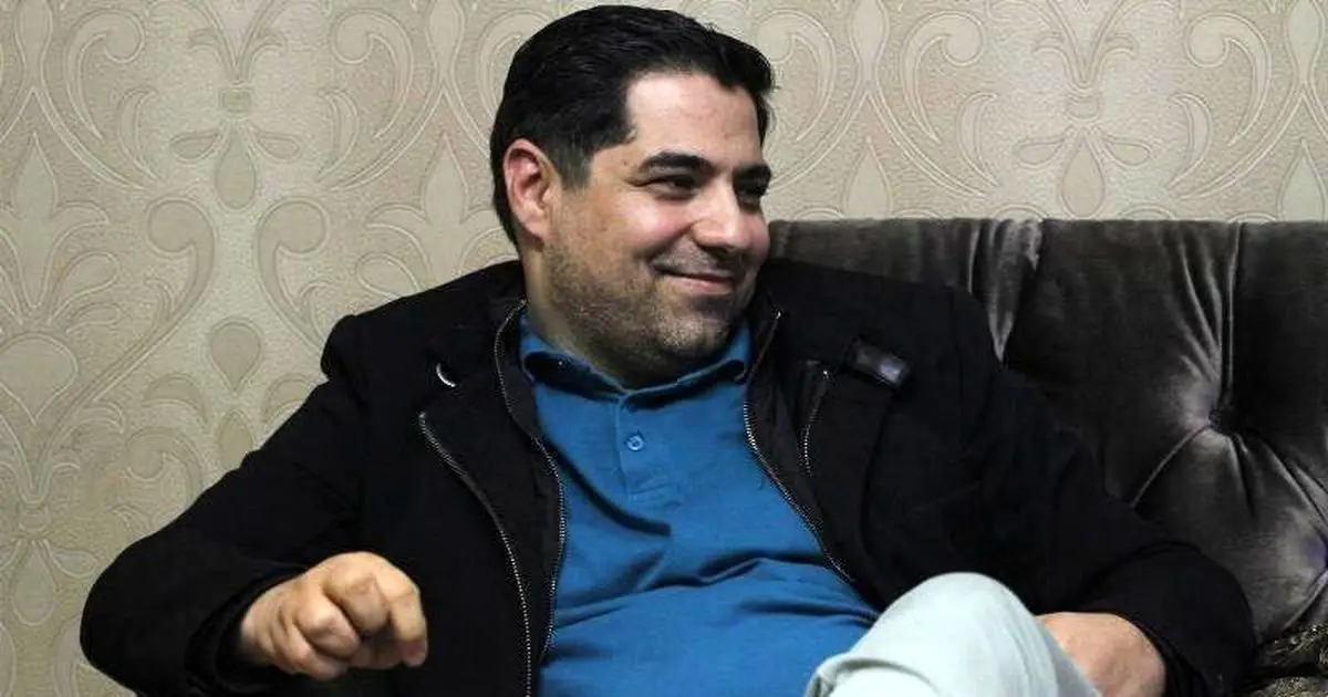 دیدار جنجالی شهرام جزایری و علی دایی؛ عکس پرحاشیه در آغوش ستاره فوتبال ایران - تصویر شاخص