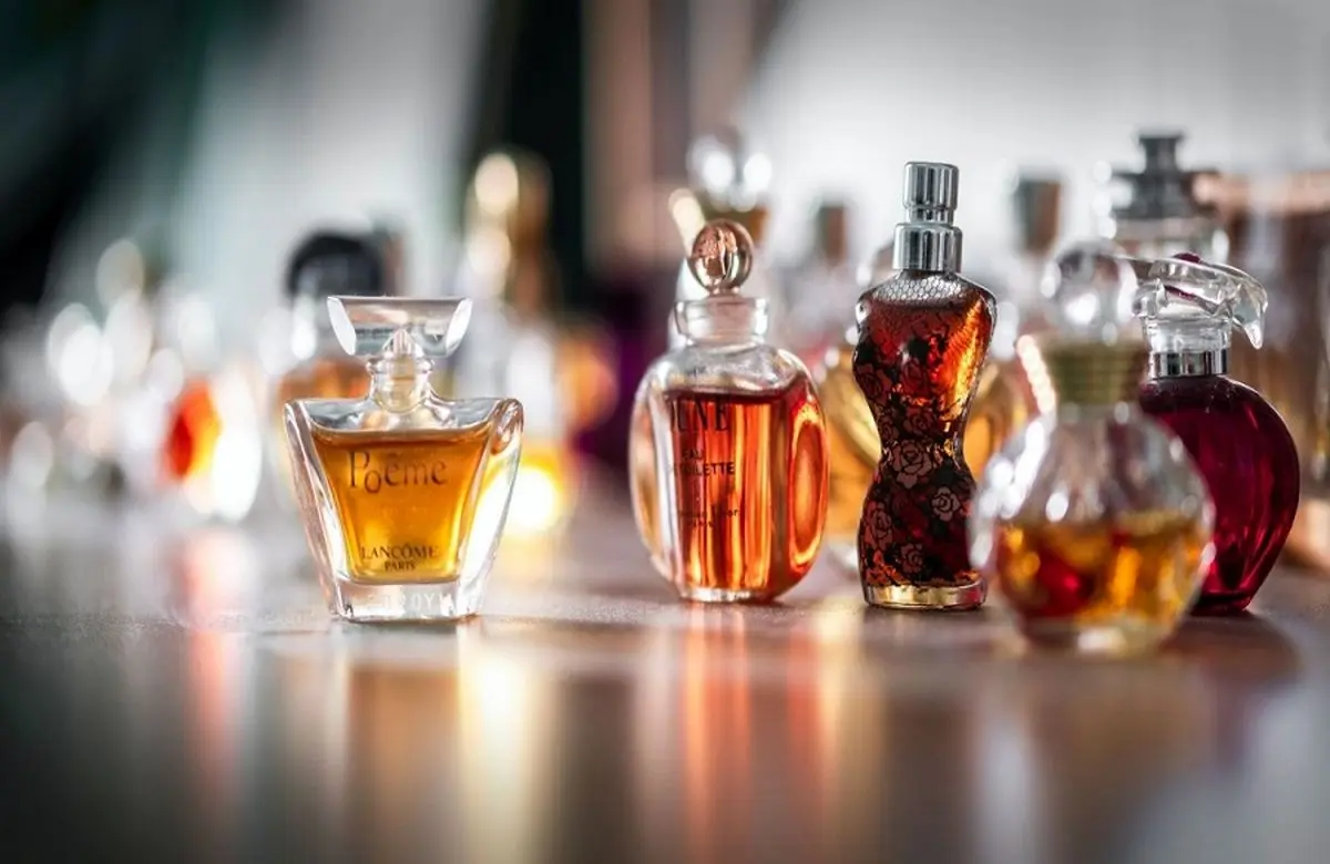 چرا بوی عطر شما تغییر می‌کند؟ رازهای پنهان که نمی‌دانستید! - تصویر شاخص