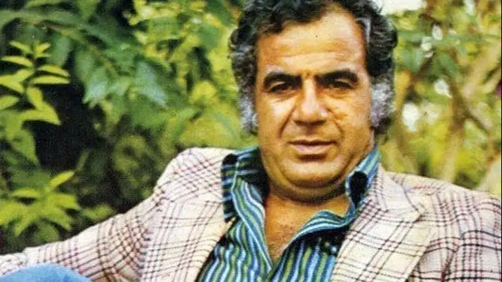 عکس| سفر زمان؛ «ناصر ملک مطیعی» 22 ساله در پشتصحنۀ سومین فیلمش