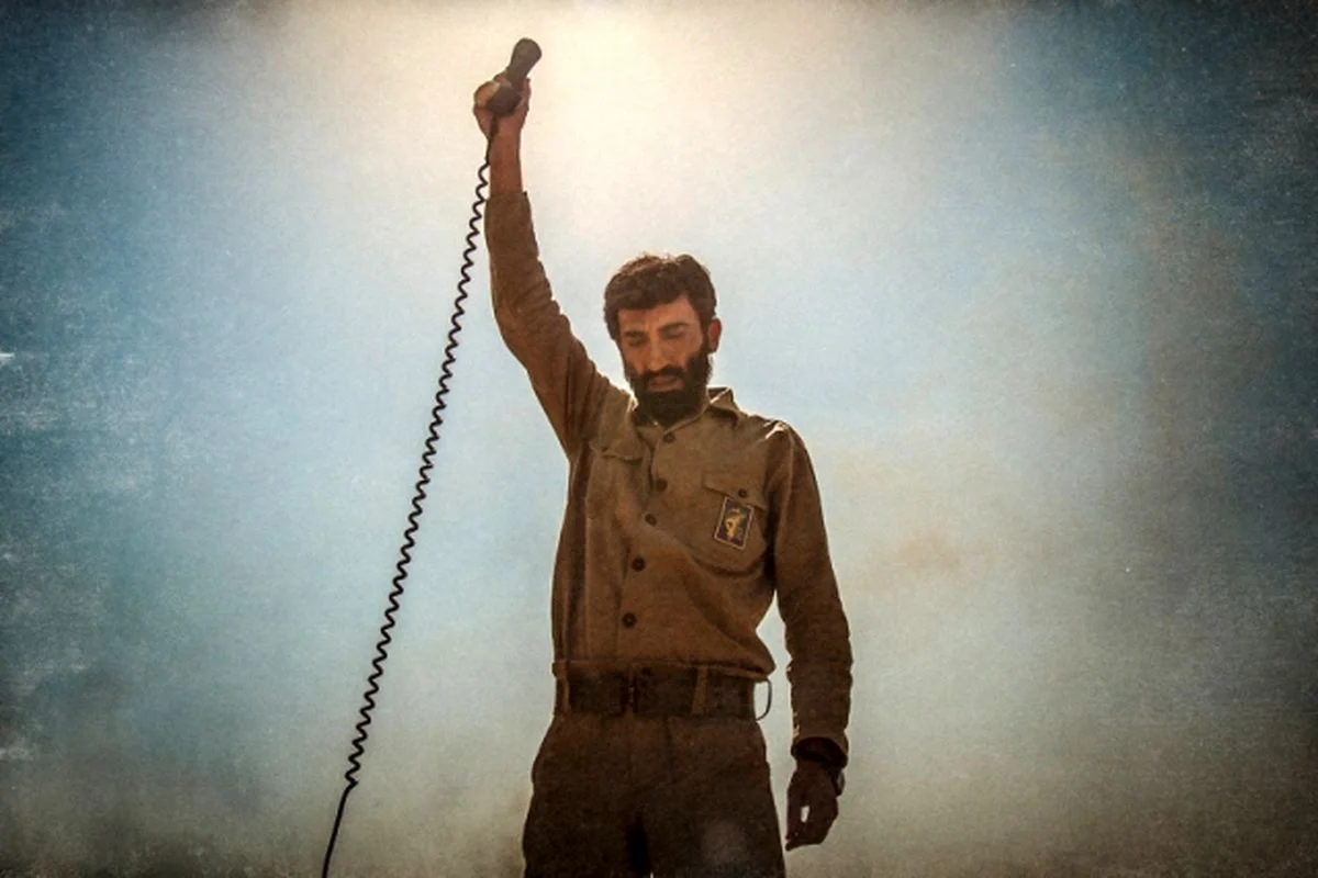 هادی حجازی فر در ایستاده در غبار