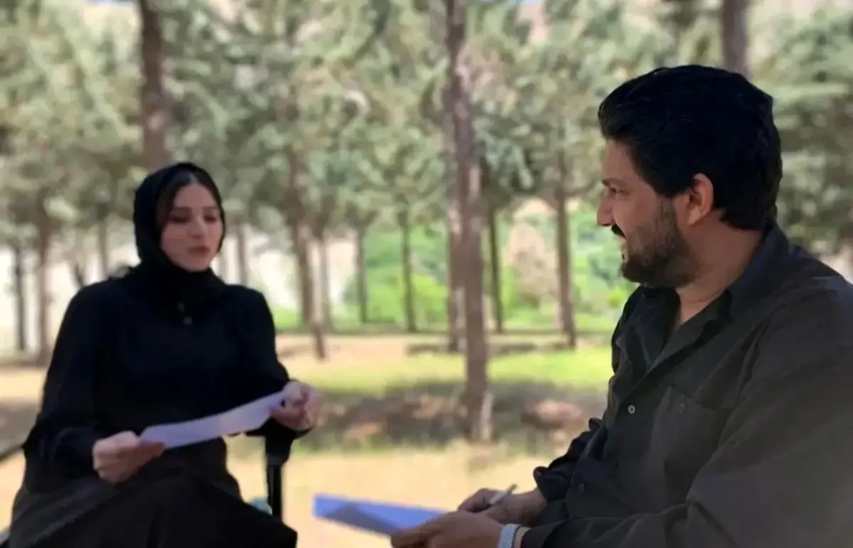 عکس| تصویری از موتور سواری دو نفره سحر دولتشاهی و حامد بهداد در پشت‌صحنه فیلم «مفت‌بر» - تصویر شاخص