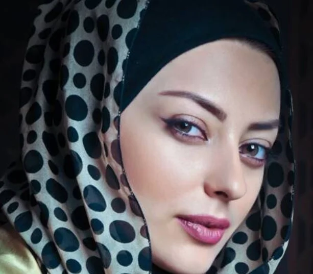 عکس| مانتوی عجیب نفیسه روشن با طرح برج آزادی - تصویر شاخص