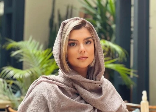 هکس| ژست متفاوت دنیا مدنی در آینه/  خانم بازیگر هر روز زیباتر می شود - تصویر شاخص