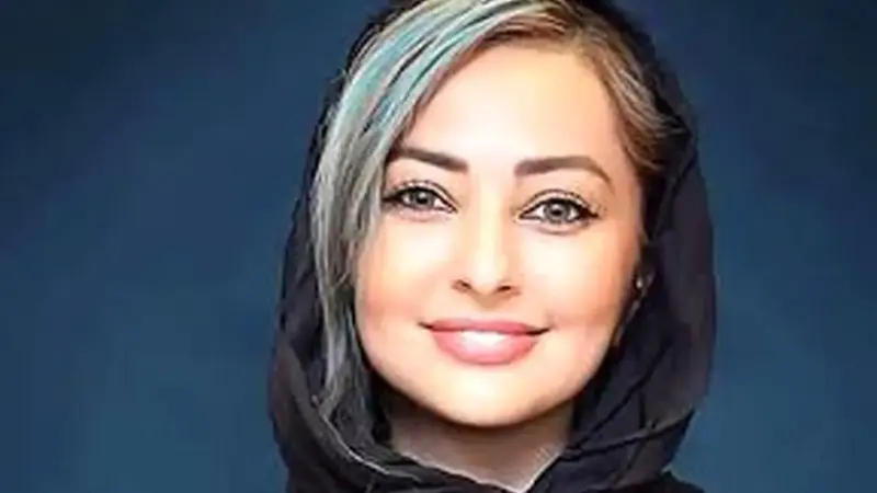 عکس| سفر در زمان؛ «نفیسه روشن» با چادر در حرم امام رضا (ع)؛ سال 93