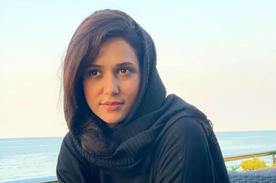 سفر در زمان| «پریناز ایزدیار» به همراه خواهرش در یک کافه؛ سال 96 - تصویر شاخص