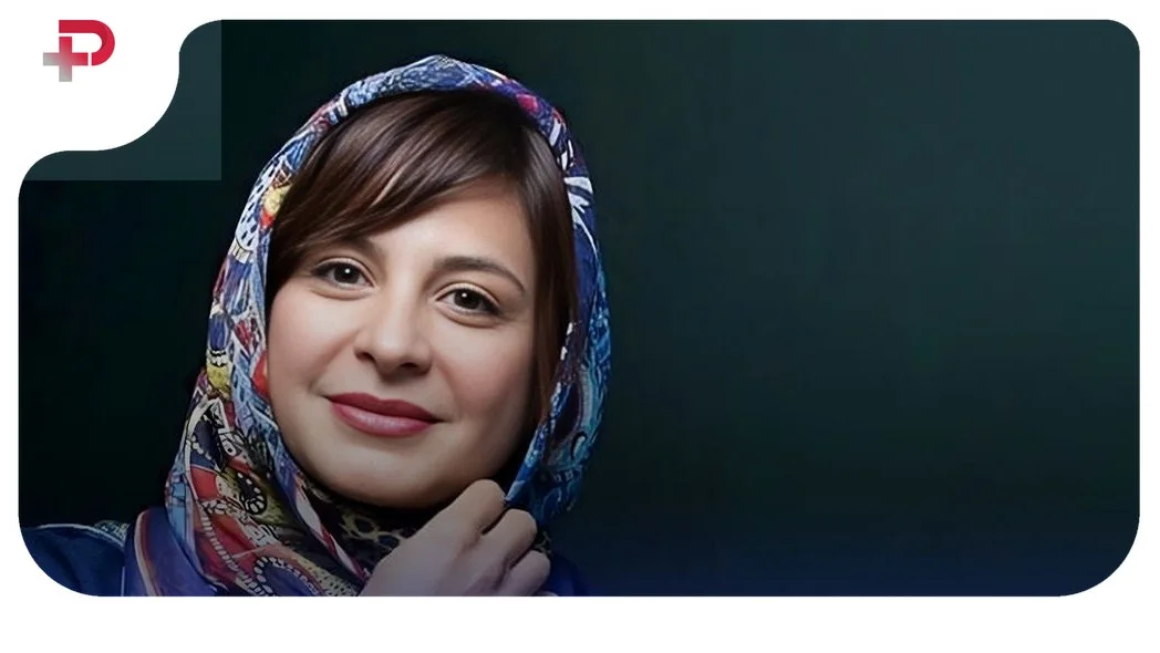 دکوراسیون شیک و جذاب پذیرایی سیما تیرانداز؛ از مبل‌های رنگ روشن تا آباژور خفن - تصویر شاخص
