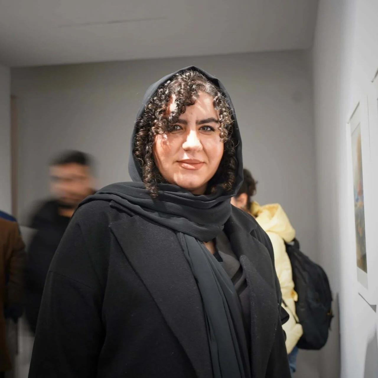 روناک نونخ با یک استایل رسمی در نمایشگاه نقاشی روناک نونخ با یک استایل رسمی در نمایشگاه نقاشی
